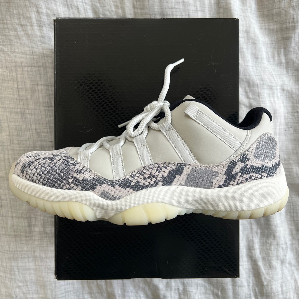 Jordan 11 low light bone snakeskin - men’s size 11